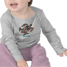 Tartaruga de mar havaiana do arco-íris tribal camiseta