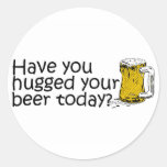 Tem você abraçado sua cerveja hoje adesivos