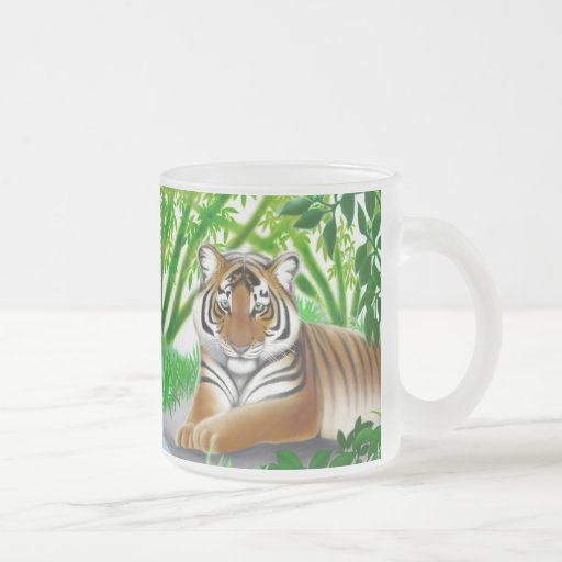 Tigre de Sumatran na caneca de bambu da selva