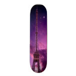 Torre Eiffel no céu da luz do sol Skate