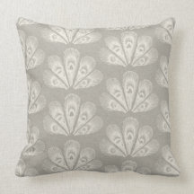 Travesseiro decorativo cinzento & de creme do pavã