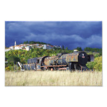 Trem velho e vila medieval impressão fotográficas