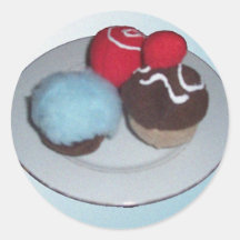 Três cupcake Plushies em uma etiqueta da placa Adesivo