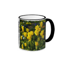Tulipas amarelas na caneca de café da campainha