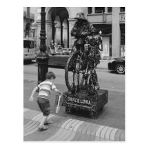 Um menino em Barcelona Cartão Postal