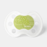 Um modelo irlandês da xadrez do bocado pequenino pacifiers