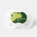 Um modelo pequenino do irlandês do bocado pacifiers
