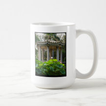 Um pavilhão chinês entre uma lagoa de Lotus Caneca