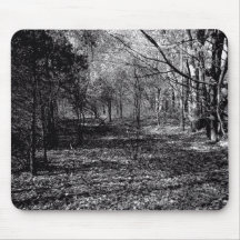 uma caminhada nas madeiras escuras mouse pads