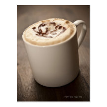 Uma caneca de café do Cappuccino cobriu com derret Cartão Postal