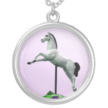 Uma estátua do carrossel do cavalo branco contra o bijuteria