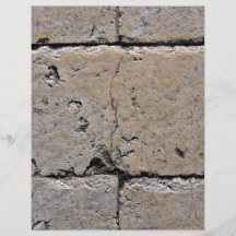 Uma parede de pedra velha com rachaduras modelo de panfletos