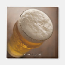 Uma pinta da cerveja pilsen, foco raso do lir tras imas