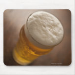 Uma pinta da cerveja pilsen, foco raso do lir tras mousepads