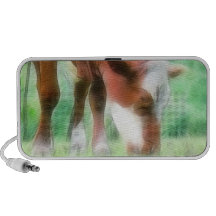 Vaca vermelha no prado verde caixinha de som para mp3