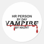 Vampiro da pessoa da hora em a noite adesivo em formato redondo
