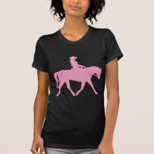 Vaqueira que monta seu cavalo (rosa) camiseta