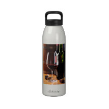 Vinho tinto garrafas de água esportivas