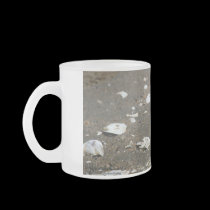 Whelk o escudo na praia - caneca de café canegas