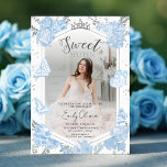 16 Foto de convite | Borboleta Azul Dusty<br><div class="desc">Celebre seu Sweet 16 da forma mais encantadora! Nossos convites florais Dusty Blue,  adorados com borboletas delicadas,  dão o tom para uma celebração caprichosa. Completem-nos com o nosso espetacular confete para um pop alegre! Transforme seu partido em um florescimento eufórico e crie memórias tão coloridas quanto nossos convites.</div>