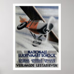 1937 Vintage Aviation Poster Art Deco<br><div class="desc">O monoplano de alta asa estilizado acelera pelo ar, parecendo que está zunindo o bloco de texto abaixo. Laranja, cinza, tinta azul e preta no papel. Texto do cheio: ESCOLA NACIONAL LUCHTVAART [oferecida para Roterdão, Amsterdã e Enschede] Verlaagde Lestarieven Wordt Lid Der Kon. Ver. Voor Luchtvaart Leert Zweef-Vliegen Reist Per...</div>