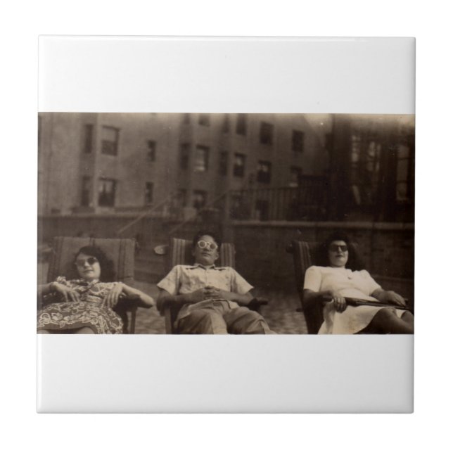 1940 três pessoas relaxando no telhado (Frente)