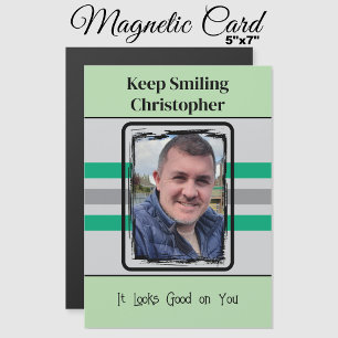 1 foto mantém um cartão magnético verde sorridente