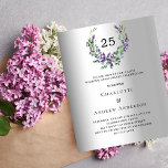 25 de aniversário de casamento do orçamento da lav<br><div class="desc">Um fundo de olhar mal prateado. Uma coroa floral feita de flores lavandas e de eucalipto verde de cor aquosa. Personalize e adicione seus nomes,  detalhes. Texto preto. 1 folha = 1 convite impresso de borda a borda.</div>