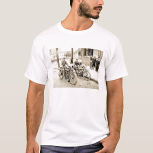 2 homens na camisa das motocicletas