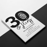 30 & Convite para aniversário de 30 anos de Fotogr<br><div class="desc">Na moda com convite para aniversário de 30 anos,  editável,  com 30 & flirty,  um grande 30 com dentro de fotos no zero,  com fonte preta sobre um fundo branco clássico e um modelo de celebração de aniversário que é fácil de personalizar.</div>