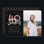 40 e um convite para fotos festas de aniversário f<br><div class="desc">Celebre seu aniversário de 40 anos com esses convites de fotos de festas surpresa de aniversário,  preto e rosa,  e 40 e fabulosos. Um design moderno com texto de script e gráficos ousados. Alterar a cor para personalizar. Parte de uma coleção.</div>