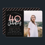 40 e um convite para fotos festas de aniversário f<br><div class="desc">Celebre seu aniversário de 40 anos com esses convites de fotos de festas surpresa de aniversário,  preto e rosa,  e 40 e fabulosos. Um design moderno com texto de script e gráficos ousados. Alterar a cor para personalizar. Parte de uma coleção.</div>