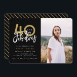 40 e um convite para fotos festas de aniversário f<br><div class="desc">Celebre seu aniversário de 40 anos com esses convites de fotos de festas surpresa de 40 anos,  preto e ouro. Um design moderno com texto de script e gráficos ousados. Alterar a cor para personalizar. Parte de uma coleção.</div>