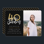 40 e um convite para fotos festas de aniversário f<br><div class="desc">Celebre seu aniversário de 40 anos com esses convites de fotos de festas surpresa de 40 anos,  preto e ouro. Um design moderno com texto de script e gráficos ousados. Alterar a cor para personalizar. Parte de uma coleção.</div>