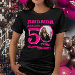 50º Foto de aniversário e nome cor-de-rosa<br><div class="desc">Feliz 50º Aniversário, ano de texto rosa e rosa, nome e camiseta fotográfica. Uma camiseta personalizada divertida de 50ª em design de texto cor-de-rosa. Personalize esta camisa de aniversário com uma fotografia da aniversariante no meio do número 0. Excelente por adicionar diversão a uma festa da 50ª festa de aniversário....</div>