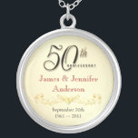 50th Pendente elegante da lembrança da colar do<br><div class="desc">50th Colar do pendente da lembrança do aniversário -- Pendente elegante do aniversário de casamento do ouro 50th com roteiro formal e design antigo enrolado -- Personalize os nomes e a data para sua celebração feliz. Aperfeiçoe o presente para sua esposa, mãe, avó para comemorar junto 50 anos dourados. Cartões,...</div>