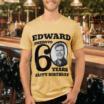 60ª Foto de aniversário e nome mono tom preto<br><div class="desc">Feliz 50º aniversário do texto preto, nome e camiseta fotográfica. Uma camiseta personalizada de 60ª Diversão em design preto em negrito. Personalize esta camisa de aniversário com uma fotografia da pessoa de aniversário no meio do número 0. Excelente por adicionar diversão a um marco na sexagésima celebração da festa de...</div>