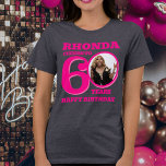 60º Foto de aniversário e nome cor-de-rosa<br><div class="desc">Feliz 60º Aniversário, ano de texto rosa e rosa, nome e camiseta fotográfica. Entrevista com a 60ª t-shirt personalizada em design de texto rosa a negrito. Personalize esta camisa de aniversário com uma fotografia da aniversariante no meio do número 0. Excelente por adicionar diversão a um marco na sexagésima celebração...</div>