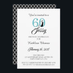 60 e Sassy | 60.o Convite de aniversário<br><div class="desc">Um convite para fotos de 60 anos, elegante, que você pode personalizar e enviar para a sua sexagésima festa de aniversário. As palavras "60 e Sassy" em brilho preto e azul são definidas utilizando a tipografia moderna. Há um padrão geométrico preto e branco refinado na parte de trás do cartão....</div>