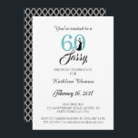 60 e Sassy | 60.o Convite de aniversário<br><div class="desc">Um convite para fotos de 60 anos, elegante, que você pode personalizar e enviar para a sua sexagésima festa de aniversário. As palavras "60 e Sassy" em brilho preto e azul são definidas utilizando a tipografia moderna. Há um padrão geométrico preto e branco refinado na parte de trás do cartão....</div>