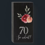70 Então, que Aniversário do 70 Floral de Cor Negr<br><div class="desc">70 Então, que Rosa de Água Negra de Nascimento de 70 Floral Caixa de Madeira de Aniversário de Cor Negra. Sinal de caixa de madeira de 70 floral moderno e elegante com rosas e galhos de aquarela. O texto engraçado e inspirador 70 Então o que é um presente excelente para...</div>