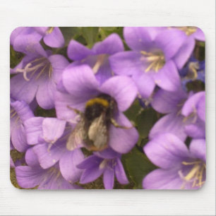 A abelha no roxo floresce Mousepad