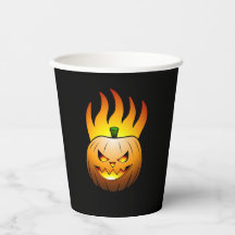 A abóbora de Halloween está acesa e brilhando inte