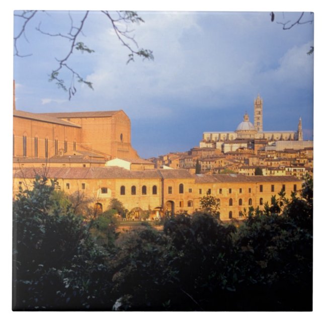 A aldeia toscana de Sienna, Itália. (Frente)