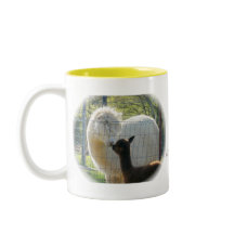 A alpaca beija a caneca