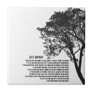 A árvore preto e branco fá-lo de qualquer maneir