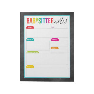 A baby-sitter nota o bloco de notas para os pais