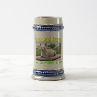 A bebida da caneca do verão e aprecia, todas as