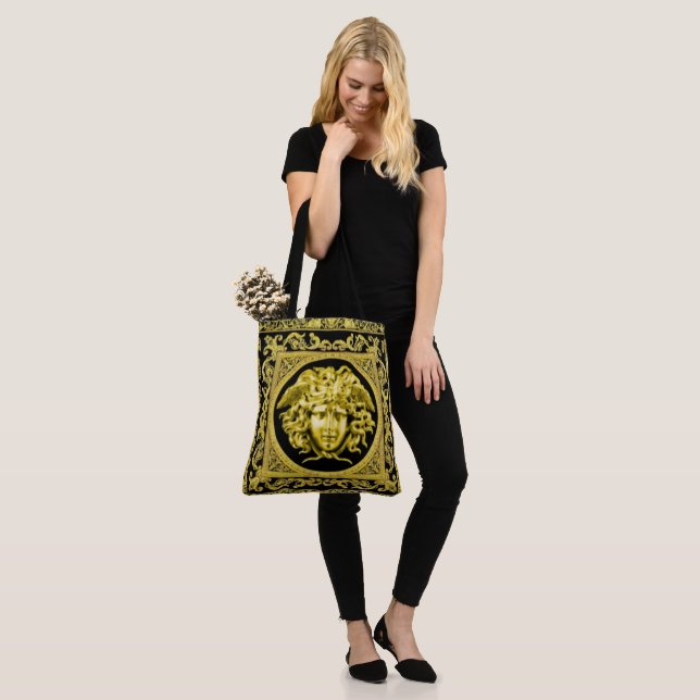 A Bolsa Tote Medusa Dourada (No(a) Modelo)