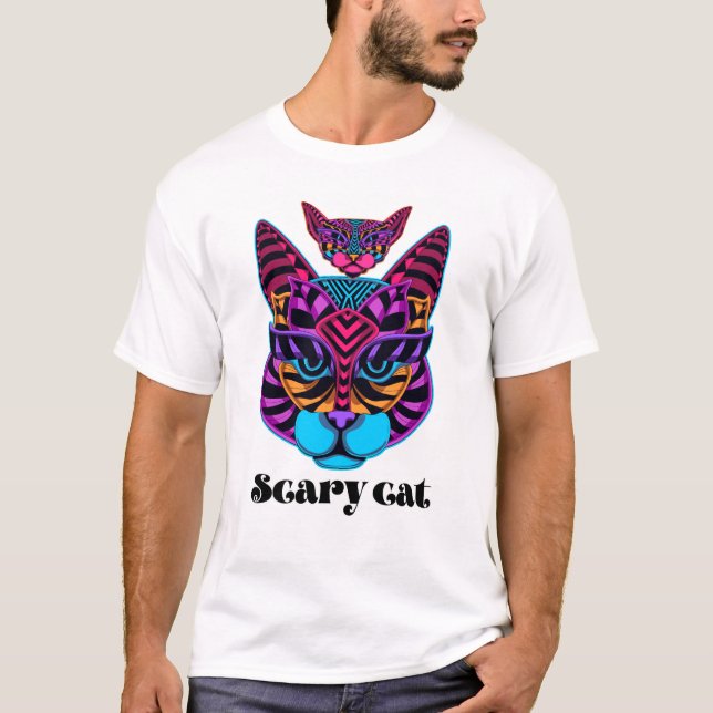A camisa carrega a design da cabeça de um gato fel (Frente)